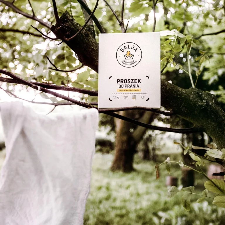 Proszek do prania pieluch wielorazowych i wisząca na drzewie pieluszka
